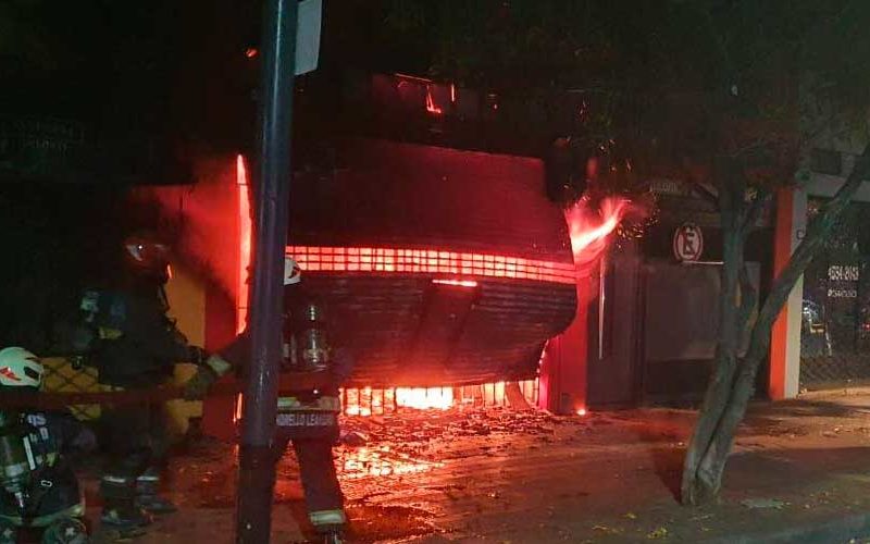 Bomberos combatieron un incendio en kiosco Bomberos combatieron un incendio en kiosco