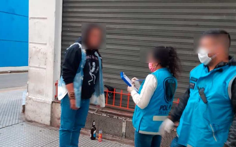 Se puso a pintar el escudo de Huracán frente a una vivienda Se puso a pintar el escudo de Huracán frente a una vivienda