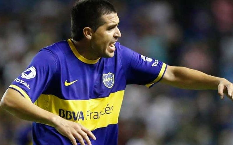 Subastan una camiseta firmada por Riquelme con fines benéficos