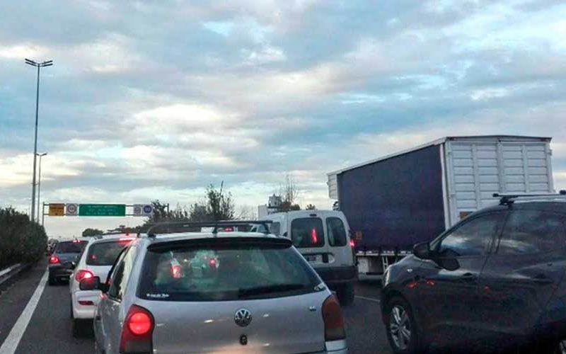 Largas filas de vehículos en los accesos a la Ciudad Largas filas de vehículos en los accesos a la Ciudad