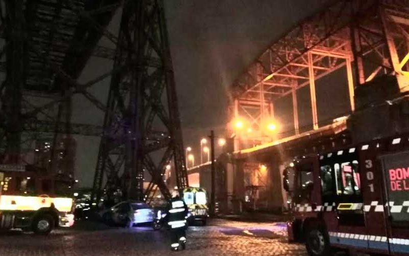 Bomberos rescataron a un hombre desde las alturas del Puente Viejo