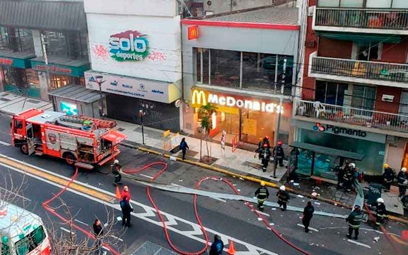 Dos bomberos murieron y otros están heridos por una explosión