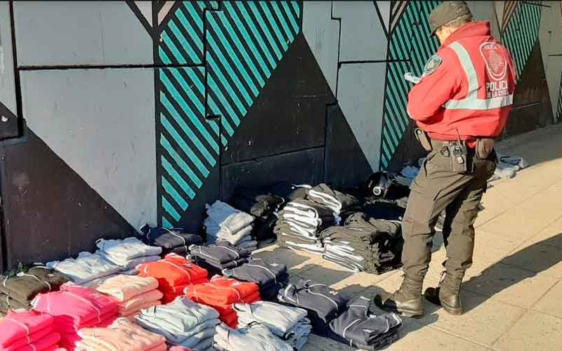 Secuestran prendas y zapatillas con marcas apócrifas Secuestran prendas y zapatillas con marcas apócrifas