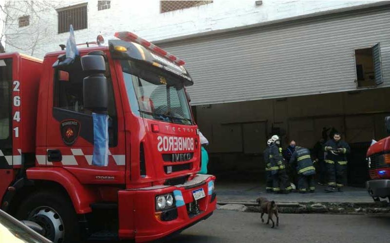 Bomberos rescatan a un hombre herido dentro de un depósito