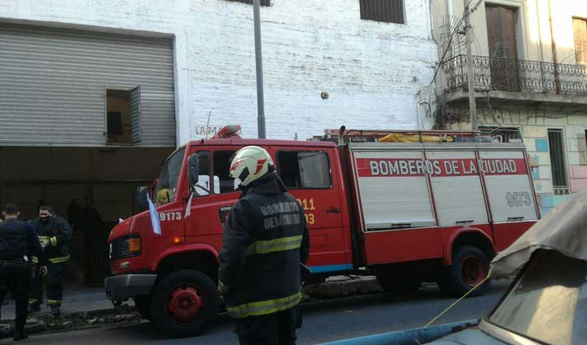 Bomberos rescatan a un hombre herido dentro de un depósito