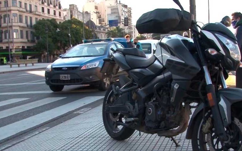 Motoquero no pudo justificar los 20.000 dólares que llevaba