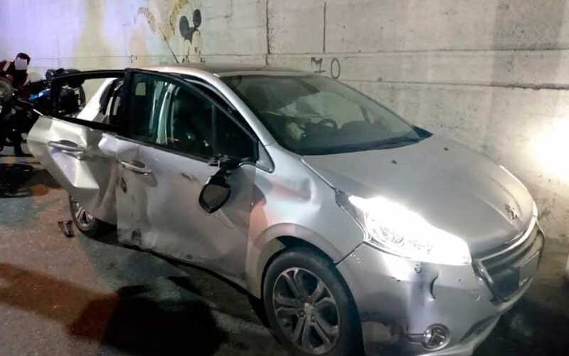La Policía capturó a dos menores por robar un auto a mano armada La Policía capturó a dos menores por robar un auto a mano armada