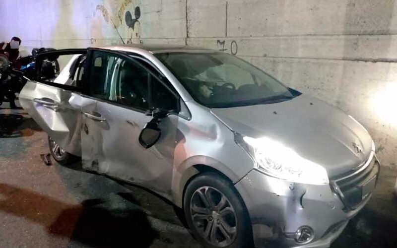 La Policía capturó a dos menores por robar un auto a mano armada