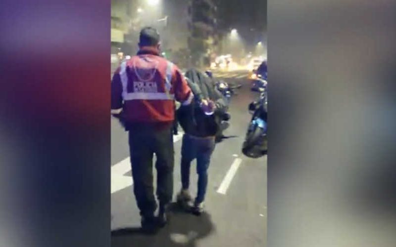 Capturaron infraganti a dos motochorros.