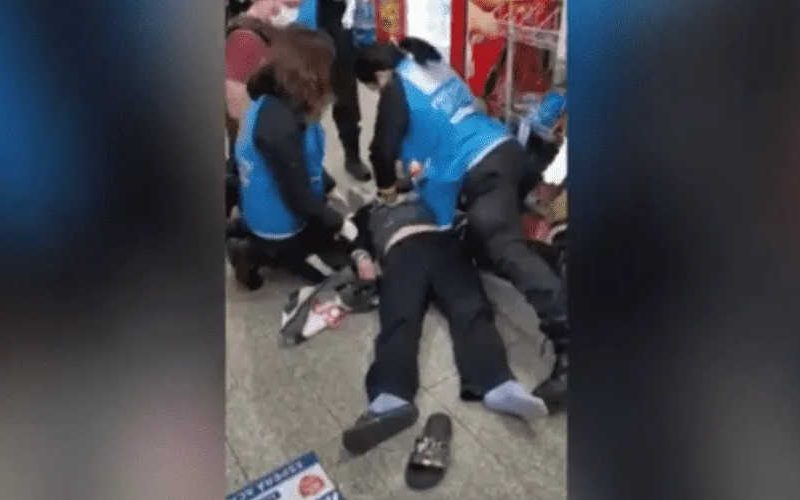 Agentes de la Policía de la Ciudad salvaron la vida de una mujer. Agentes de la Policía de la Ciudad salvaron la vida de una mujer.
