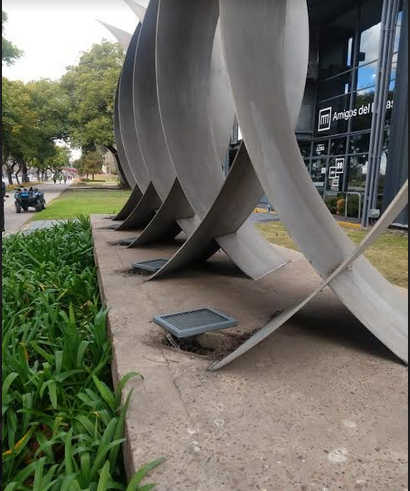 Detenidos por robar luminarias de una escultura.