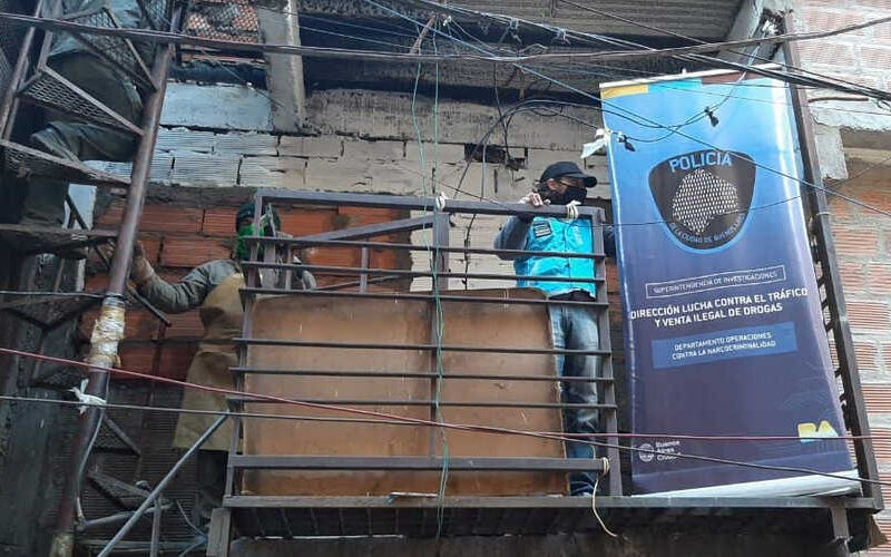 La Policía de la Ciudad tapió cuatro bunkers de droga en el Barrio 31