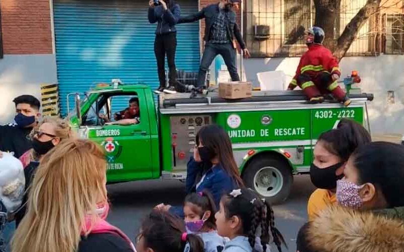 Los Bomberos de Vuelta de Rocha llevaron felicidad a los niños