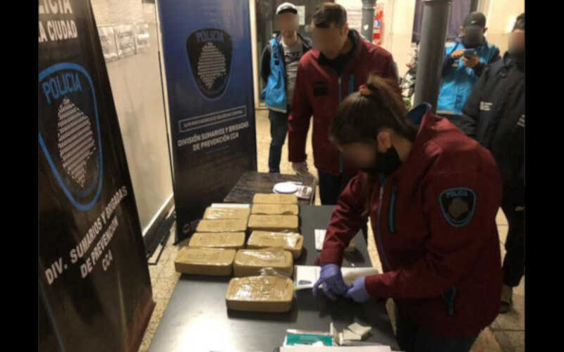 Operativo Fondo Blanco: la Policía incautó más de 10kg. de cocaína Operativo Fondo Blanco: la Policía incautó más de 10kg. de cocaína