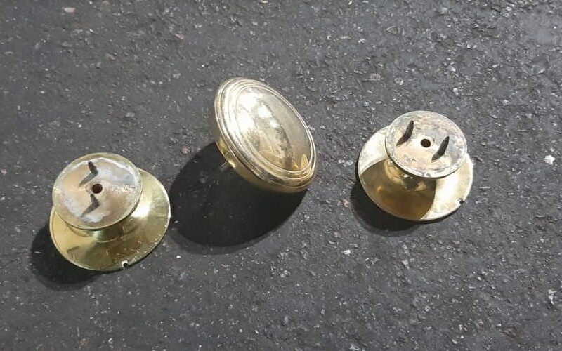 Dos detenidos por robar bronces de los frentes de edificios en Recoleta