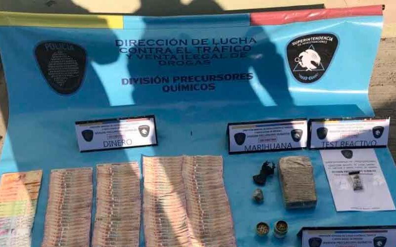 Detienen a dos dealers con marihuana y dinero