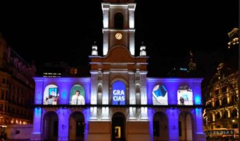 El Cabildo iluminado para homenajear a las maestras y maestros en su día