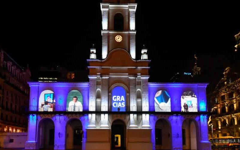 El Cabildo iluminado para homenajear a las maestras y maestros en su día