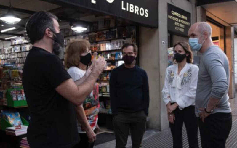 Las librerías de Corrientes ya pueden ofrecer sus libros en la vereda