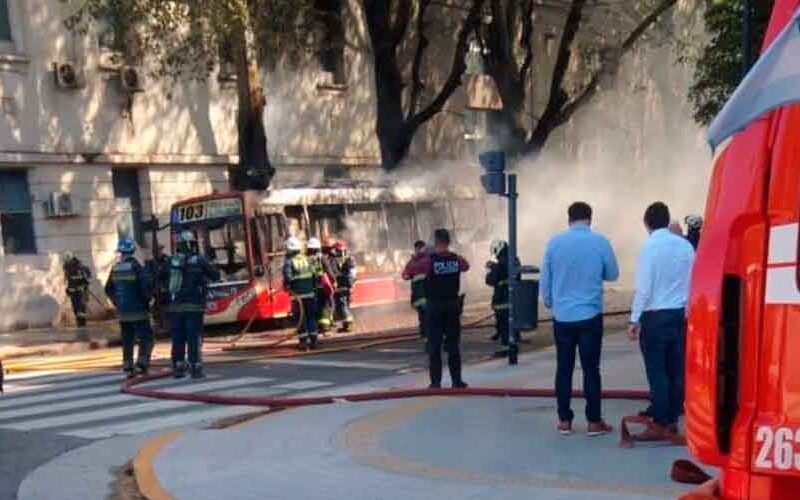 Incendio: Se incendió un colectivo en San Telmo