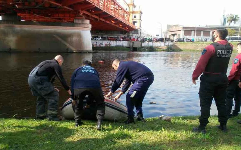 Bomberos salvaron a un joven que cayó al Riachuelo