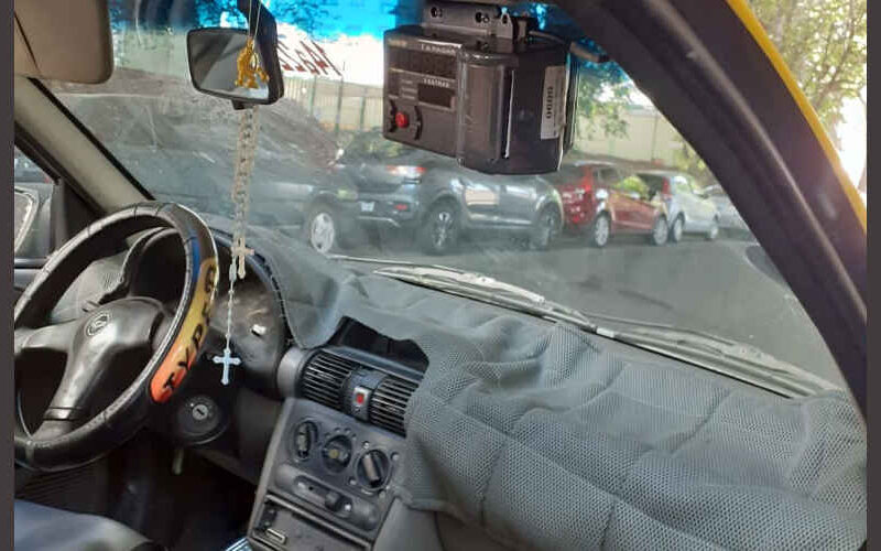 Detienen a conductor de taxi por manejar con documentos falsos Detienen a conductor de taxi por manejar con documentos falsos