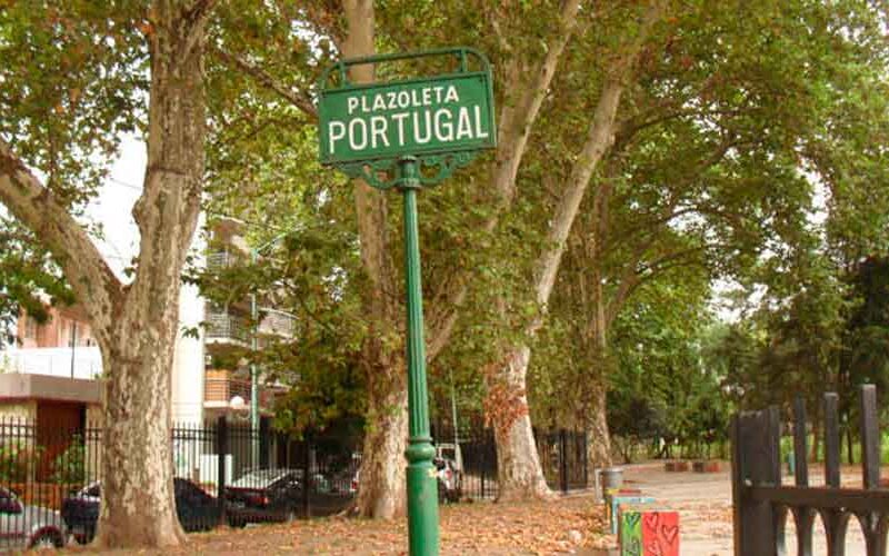 Colocación de una placa recordatoria en la Plaza Portugal