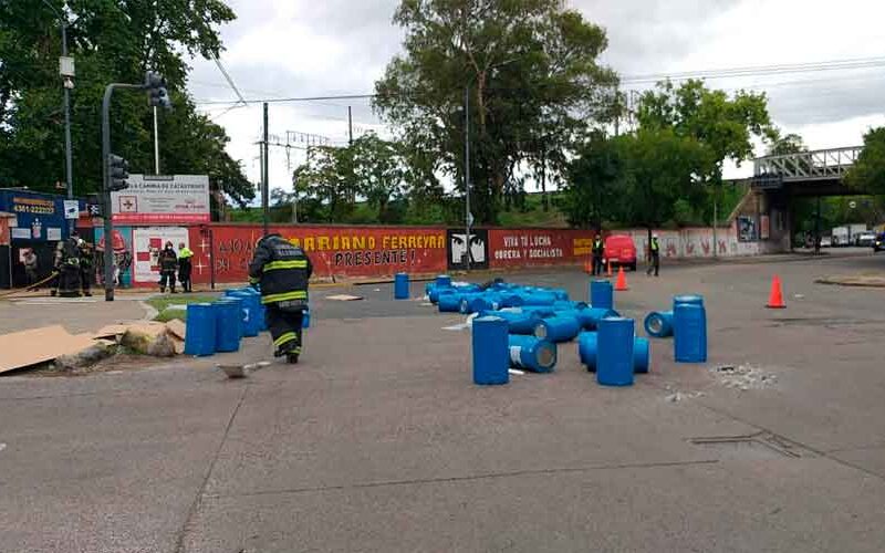 Un camión perdió su carga y se derramó el contenido Un camión perdió su carga y se derramó el contenido
