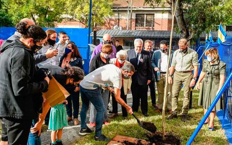 Boca: plantaron un árbol por el Día de la Memoria Boca: plantaron un árbol por el Día de la Memoria