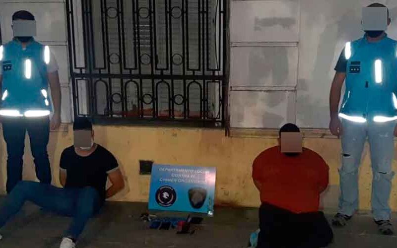 Detienen dos ladrones de autos con inhibidor de señales 