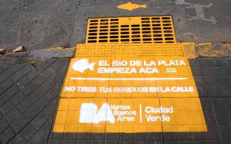 La Ciudad pinto alcantarillas con mensajes de concientización La Ciudad pinto alcantarillas con mensajes de concientización