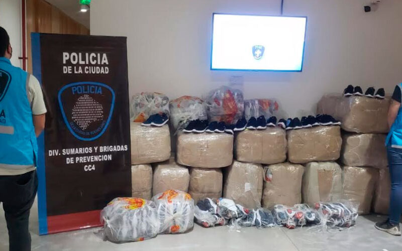 Secuestran dos mil pares de zapatillas de contrabando Secuestran dos mil pares de zapatillas de contrabando
