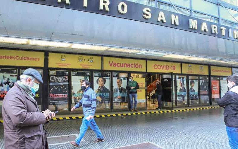 El teatro San Martín se transformó en un centro de vacunación El teatro San Martín se transformó en un centro de vacunación