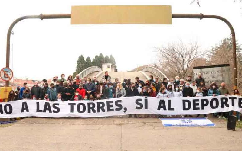 Marcha contra la construcción de torres en la ex Ciudad Deportiva Marcha contra la construcción de torres en la ex Ciudad Deportiva