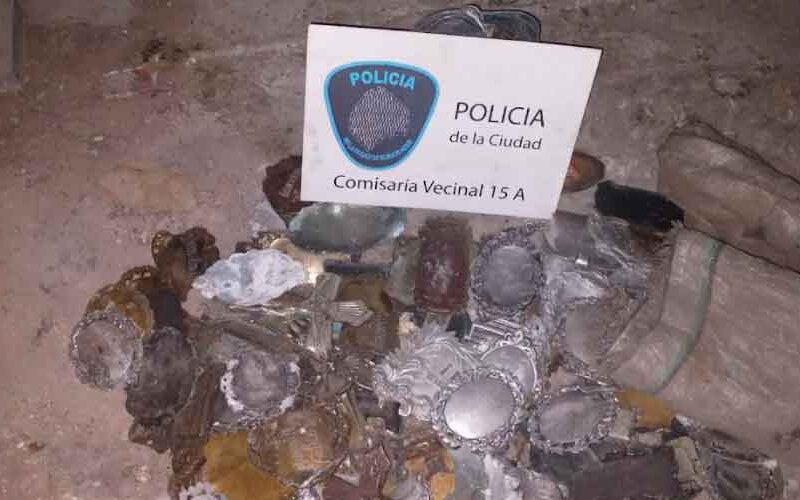 Cuatro detenidos por el robo de placas de bronce en el Cementerio