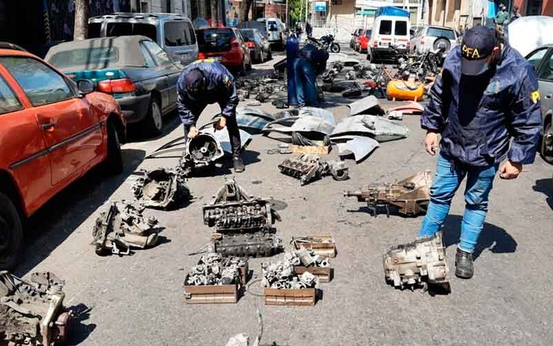 Tres detenidos en un taller mecánico que funcionaba como desarmadero Tres detenidos en un taller mecánico que funcionaba como desarmadero
