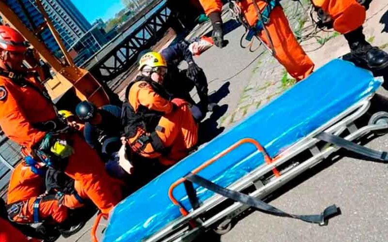 Intentó saltar desde una grúa y fue rescatado por los Bomberos Intentó saltar desde una grúa y fue rescatado por los Bomberos