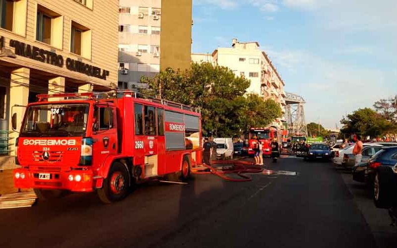 Incendio generalizado en un edificio en La Boca