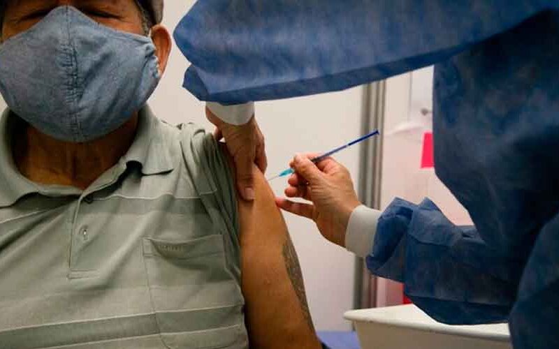 Mayores de 50 años ya recibieron una dosis adicional Mayores de 50 años ya recibieron una dosis adicional