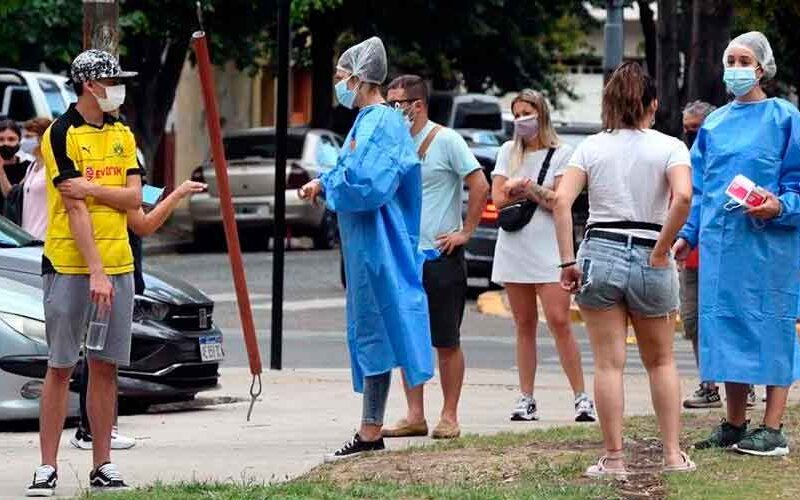 Nueva jornada con largas filas para testearse en la ciudad