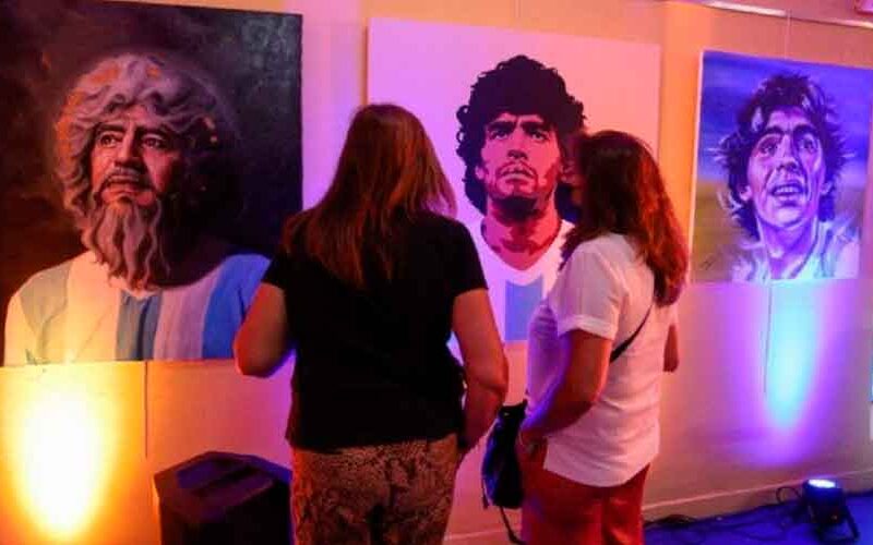 Homenaje a Maradona: Inauguraron una muestra de arte