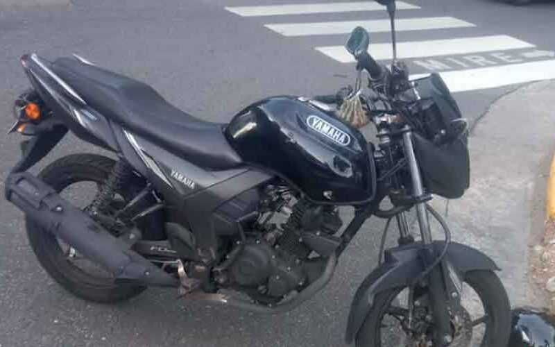 Dos motochorros detenidos por arrebatarle un celular