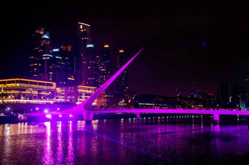 Durante marzo los monumentos se iluminarán de violeta