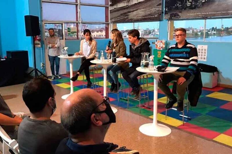Reunión de vecinos de La Boca con Clara Muzzio Reunión de vecinos de La Boca con Clara Muzzio