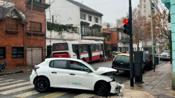 Accidente en Boedo: un colectivo chocó con un auto