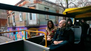 Larreta recorrió el barrio de la Boca en el Bus Turístico
