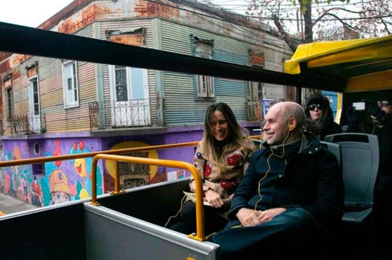 Larreta recorrió el barrio de la Boca en el Bus Turístico