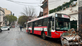 Accidente en Boedo: un colectivo chocó con un auto