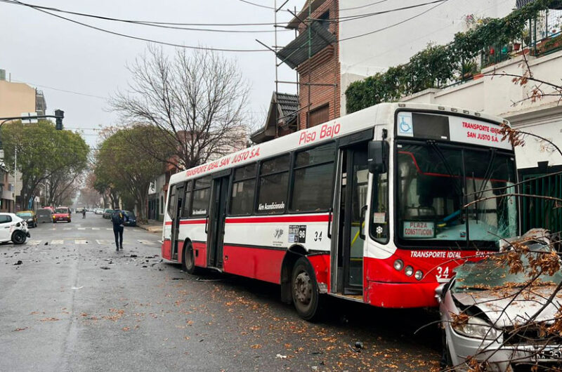 Accidente en Boedo: un colectivo chocó con un auto Accidente en Boedo: un colectivo chocó con un auto