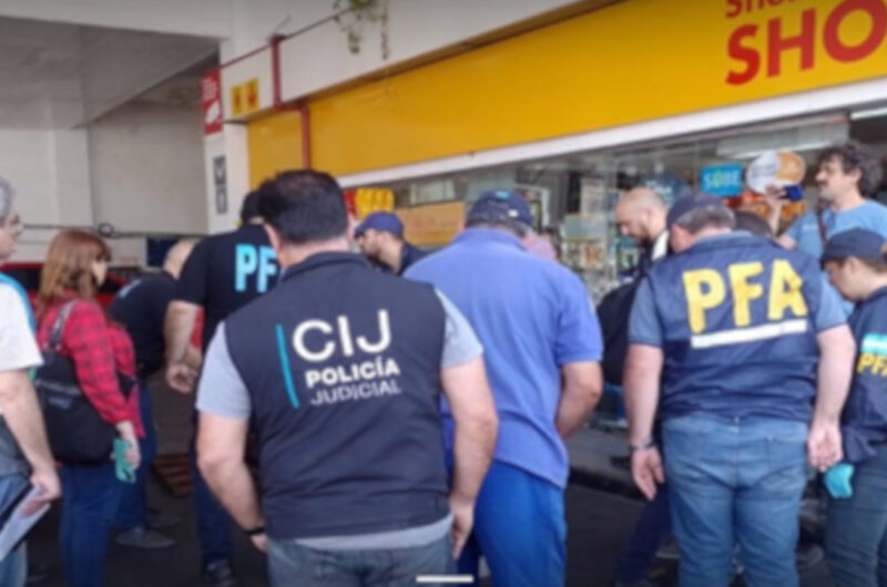 Derrame de combustibles en una estación de servicio de Mataderos Derrame de combustibles en una estación de servicio de Mataderos